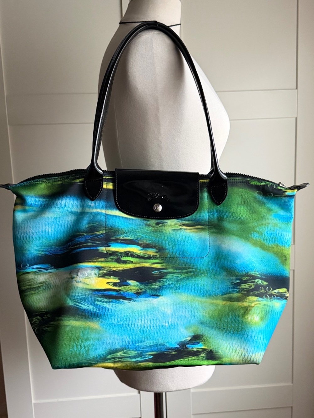 New with tags Longchamp shoulder tote with patent leather